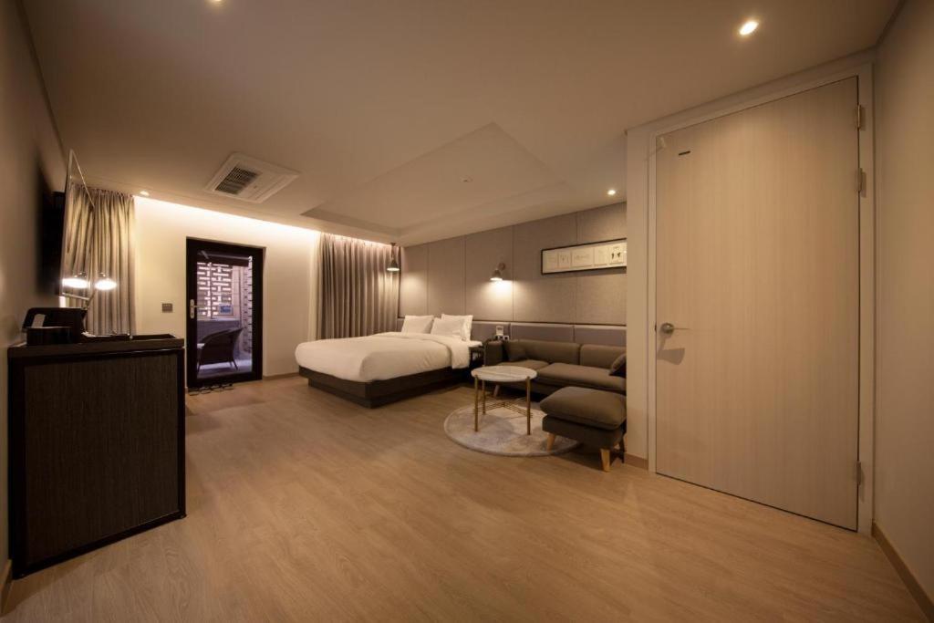 Hound Hotel Yeonsan Пусан Экстерьер фото